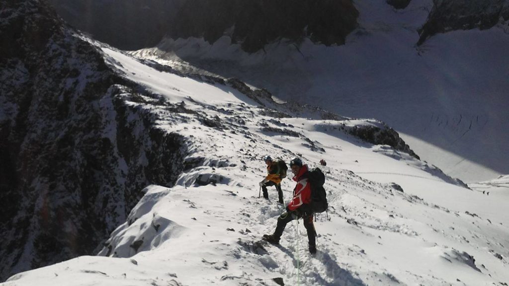 L'arête de neige finale de Roche Faurio