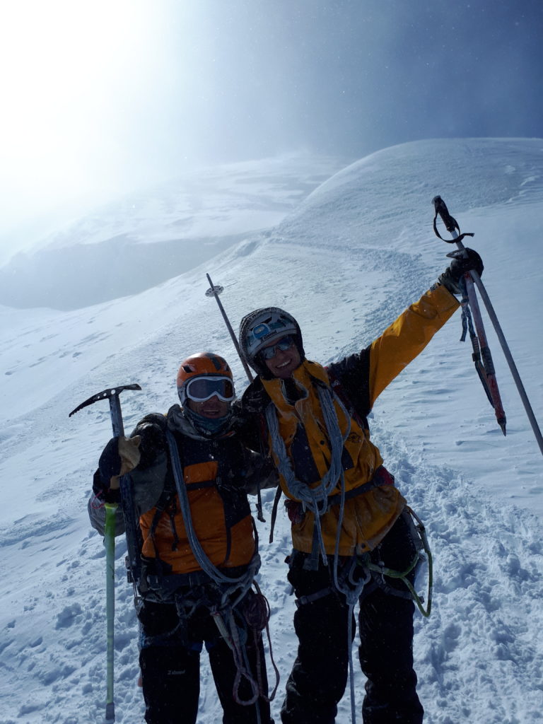 Heureux sur l'arête des bosses à la descente du sommet du Mont Blanc
