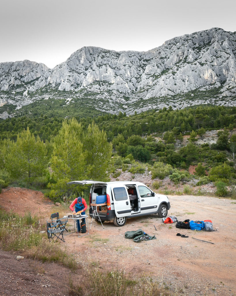 En train de cuisiner à côté du van à Sainte Victoire